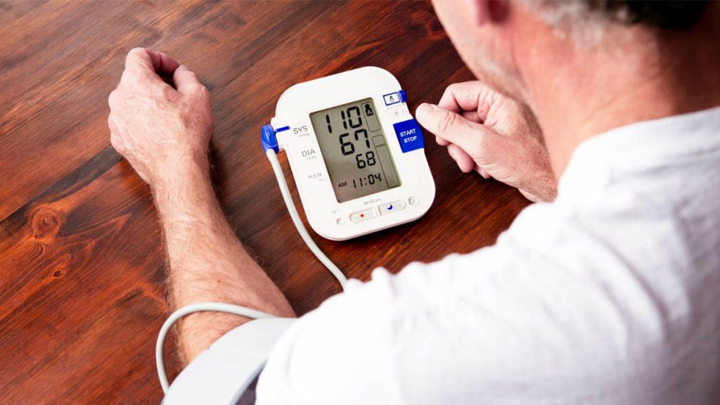 فشارسنج دیجیتالی بازویی چیست؟ راهنمای استفاده از آن برای اندازه‌گیری فشار خون
